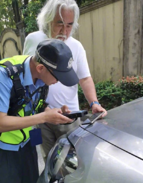 加配网 张纪中被曝开车与他人车辆相撞 交警判张纪中全责